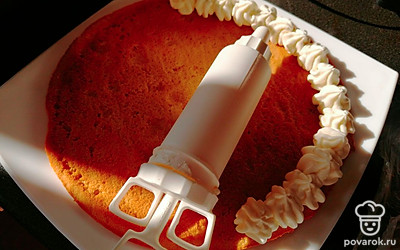 Сделать кремчиз и выложить на коржи при помощи кондитерского шприца.