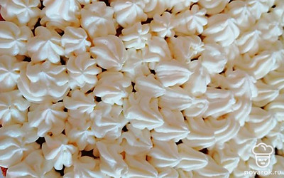 Заполнить кремом все пространство коржа.