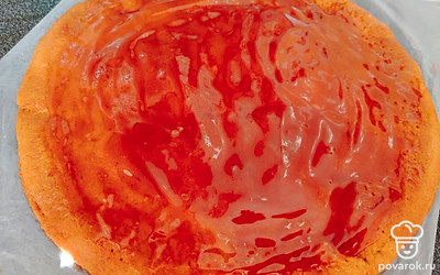 Верх торта покрыть карамелью, можно украсить кремом, поставит на ночь в холодильник пропитаться. 