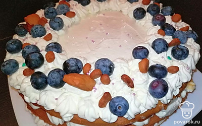 Торт можно украсить ягодами и орешками.