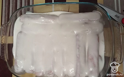 Ещё раз повторяем манипуляции, украшаем торт тёртым шоколадом и орешками. 