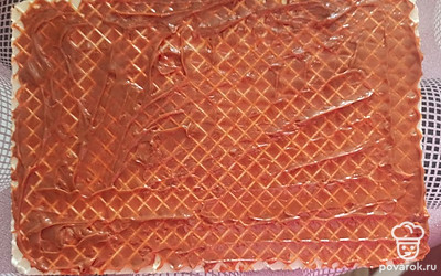 Смазываем каждый корж сгущёнкой.