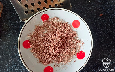 Натрем шоколад на терке.