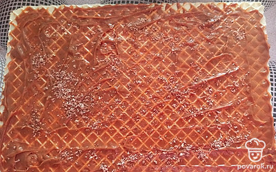 Посыпаем каждый корж шоколадом.