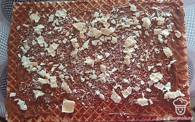 Посыпьте готовый торт вафельной крошкой и подавайте с чаем. 