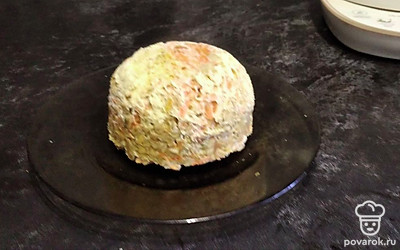 Разрежьте полученную булочку на коржи.