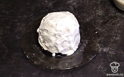 Нанесите на тортик греческий йогурт или мягкий творог.