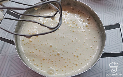 Желтки взбить с сахаром 120 граммами, добавить воду 150 миллилитров.