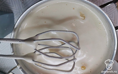 Взбить белки с щепоткой соли, постепенно добавить 150 грамм сахара. Добавить смесь желтков. 