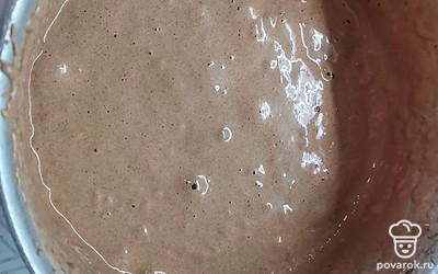 Просеять в смесь муку, какао, разрыхлитель. Перемешать лопаткой.