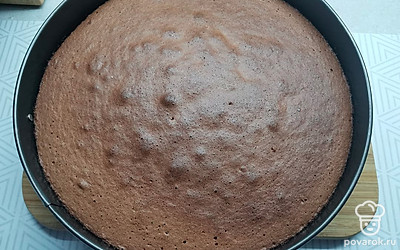 Форму смазать подсолнечным маслом, положить пергаментную бумагу. Выпекать при 180 градусах 30 минут до сухой зубочистки. Дать полностью остыть в форме. Вынуть. Разрезать на два коржа. 