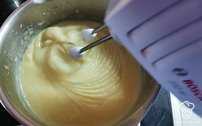 Сделаем крем. Смешать яйца, сахар, ванилин, сгущенку, муку. Добавить молоко и варить на среднем огне до загустения. 