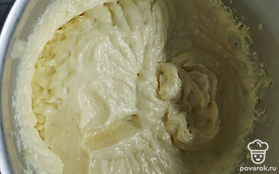 Дать полностью остыть. Мягкое масло взбить 4-5 минут. Постепенно добавить крем.