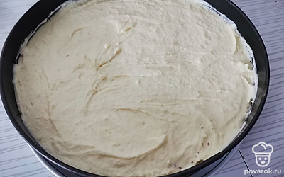 Пропитать оба коржа. Собрать торт в форме. Крем только между коржами. Накрыть плёнкой и в холодильник на 5-6 часов.