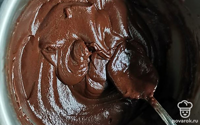 Смешать сахар, сметану, какао, сливочное масло. Варить 4-5 минут на среднем огне. Дать полностью остыть. 