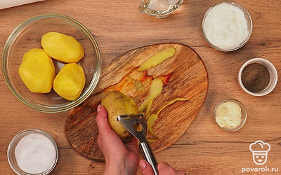 Удобно разложите все ингредиенты. Помойте картофель и очистите его от кожуры. Разогрейте духовку. Приготовьте бумагу для выпечки.