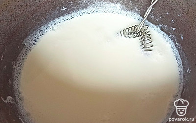 Выливаем в кастрюлю с толстым дном молоко (500 миллилитров).