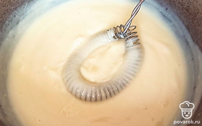 Вливаем тонкой струйкой тесто в молоко.
