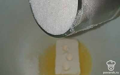 На водяной бане растопить маргарин. Смешать его с сахаром.