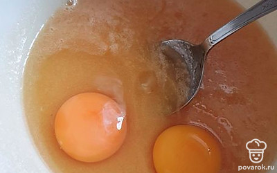 После снимем полученную массу с водяной бани. Подождать когда она останет до 70 градусов. После добавить яйца. Всё перемешать. 