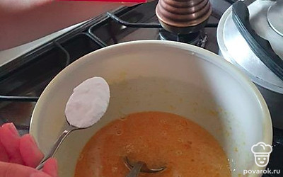 Возвращаем массу на водяную баню. И добавляем соду. Продолжая непрерывно помешивать.