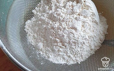 После добавляем просеянную муку частями.