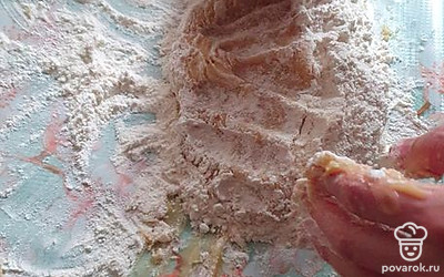 Замешиваем тесто на столе.