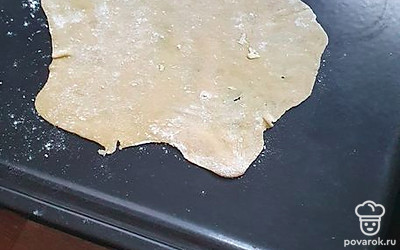 Раскатать тонко тесто. И отправим его выпекать в духовке на 3 минуты при 180 градусах.