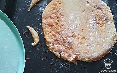 После определения корж по тарелке. 