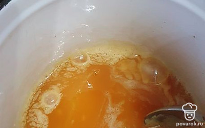 Для крема нужно растереть 5 яиц с 400 граммами сахара.