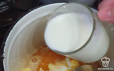 Далее добавить 1 столовую ложку муки и 500 миллилитров молока.