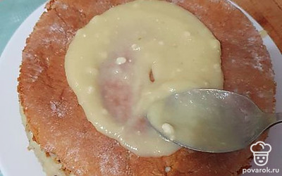 Далее полученным кремом смазать каждый корж.