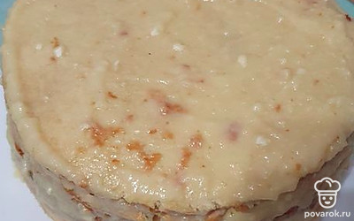 Обрезки от коржей размельчить и ими обсыпать торт сверху и по бокам.