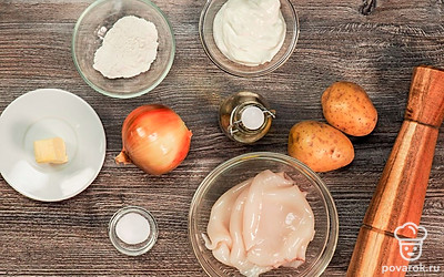 Удобно разложите все ингредиенты. Разморозьте тушки кальмаров, удалите пленочки. Лук очистите от шелухи.