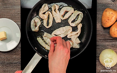 Обжарьте кальмаров. Поставьте сковороду на огонь, влейте оливковое масло и очень быстро обжарьте кольца кальмара с обеих сторон в течение 1-2 минут. Выложите колечки на блюдо и оставьте в стороне.