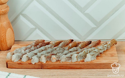 Очистите и осушите креветки.