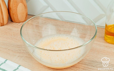 Подготовьте смеси для обвалки. Взбейте 1 яйцо с солью. Насыпьте муку и сухари в удобные емкости.