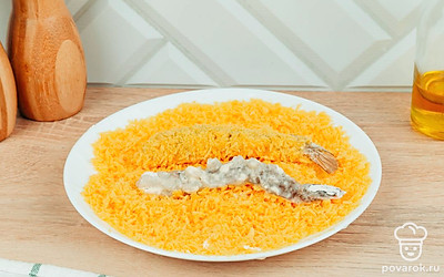 Затем опустите в яйцо и обсыпьте сухарями со всех сторон.