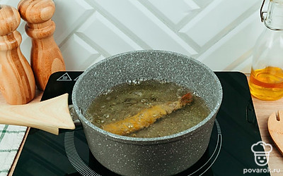 Разогрейте сковороду с высокими бортиками с большим количеством растительного масла. Аккуратно опустите креветки на 2 минуты в масло.