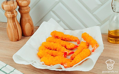 Готовые креветки выловите и выложите на бумажные полотенца, чтобы стекло лишнее масло.