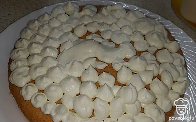 Украсить торт сливками.