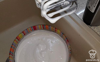 Взбить 4 яйца и 120 грамм сахара в густую пену.