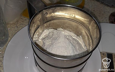 Добавить 170 грамм муки и 4 грамма разрыхлителя.