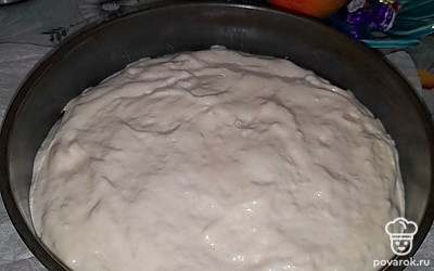 Аккуратно вымесить тесто лопаткой и выложить в форму, застеленную пергаментом.