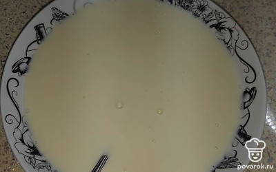 Смешать сгущенку, сливки и молоко.