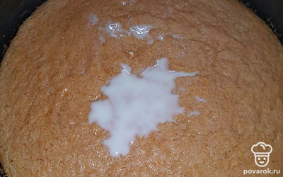 Пропитать этой смесью бисквит.