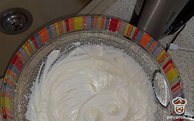 Взбить жирные сливки с 60 граммами сахара.