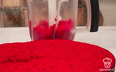 Бисквит разрезаем на несколько частей.