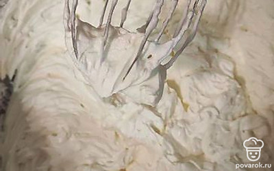 Приготовим крем из сливок и сахарной пудры, взбив ингредиенты миксером.