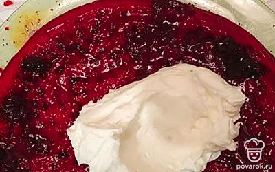 Пропитываем бисквит вишневым вареньем, а сверху выкладываем крем. Так делаем с остальными коржами.